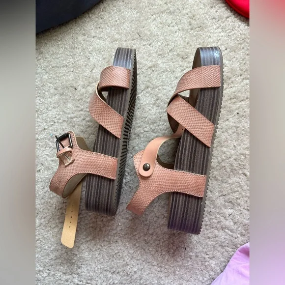 blowfish | faux snakeskin strappy sandals | size 8.5 - Picture 5 of 6